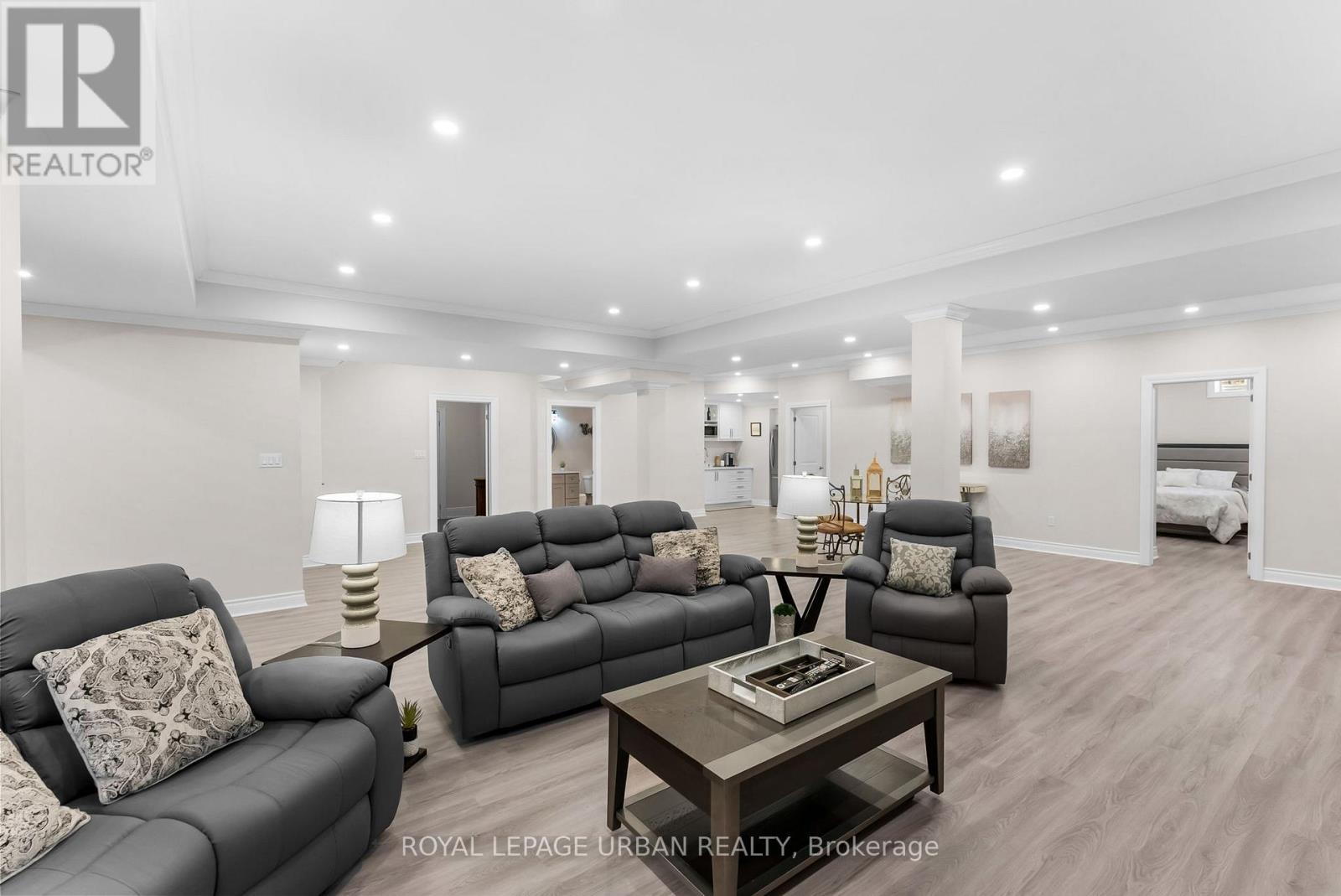 15 COUNTRY CLUB CRESCENT - 34
