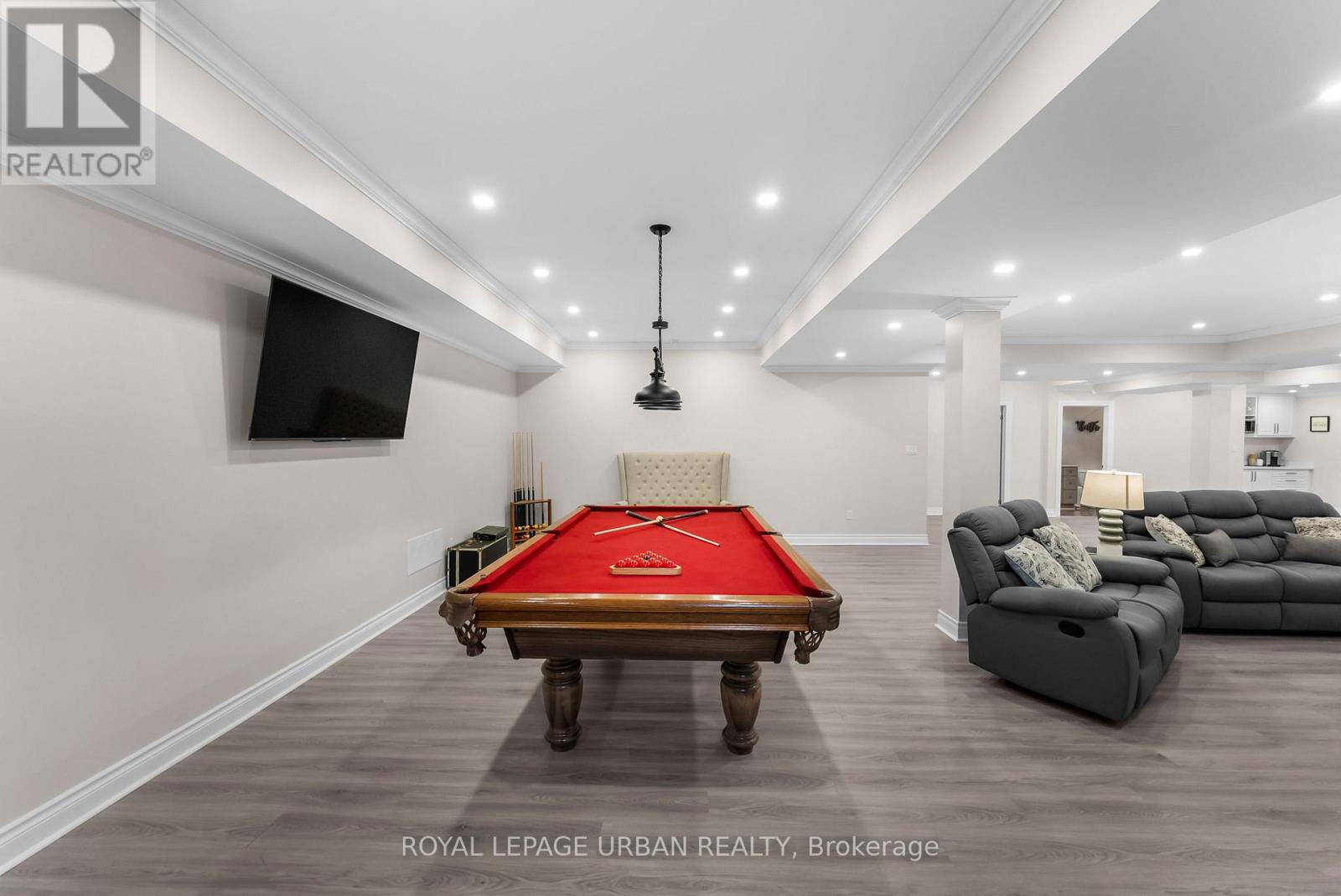 15 COUNTRY CLUB CRESCENT - 36
