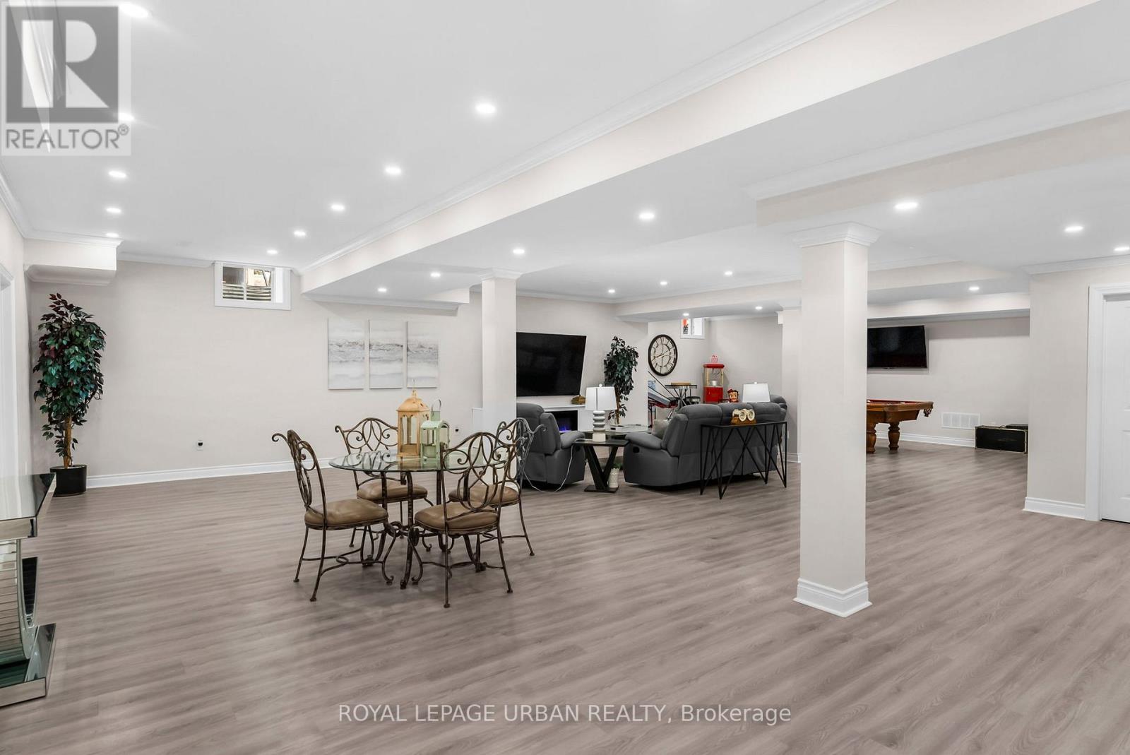 15 COUNTRY CLUB CRESCENT - 37
