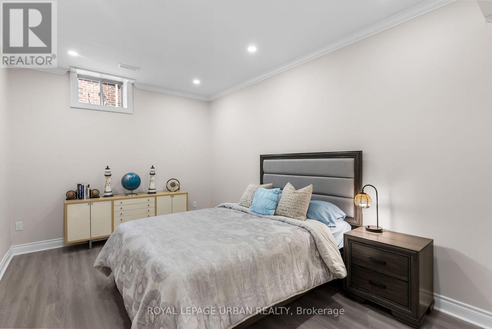 15 COUNTRY CLUB CRESCENT - 38
