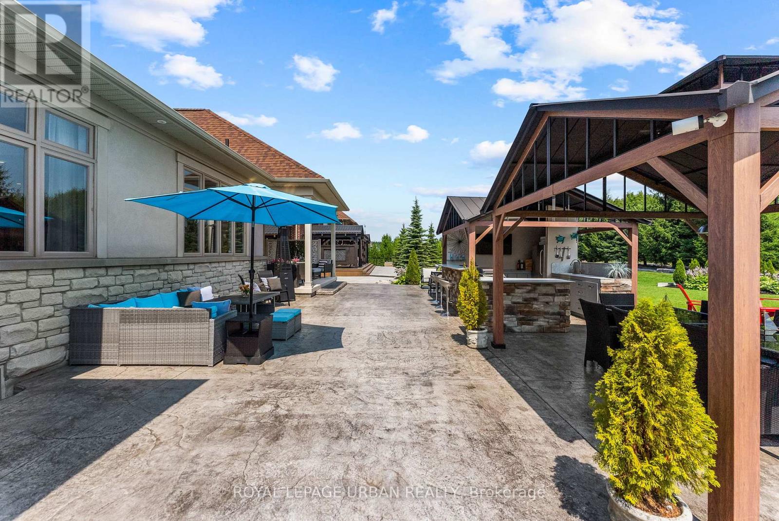 15 COUNTRY CLUB CRESCENT - 44