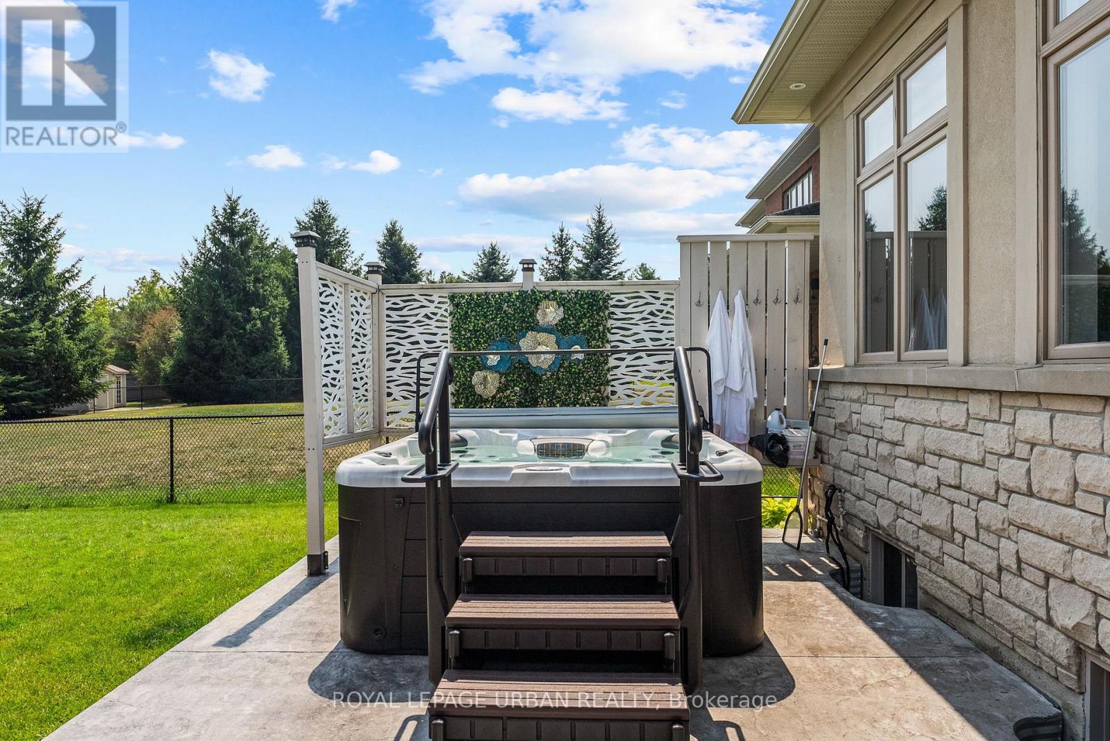 15 COUNTRY CLUB CRESCENT - 47