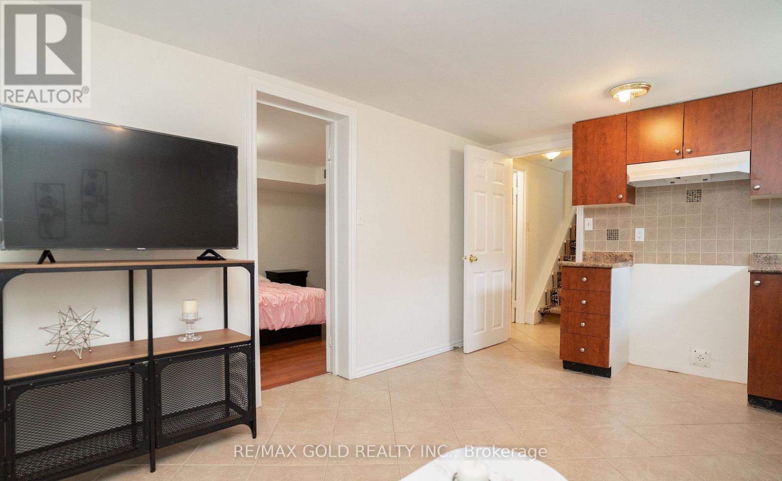 51 DAVENPORT CRESCENT - 30