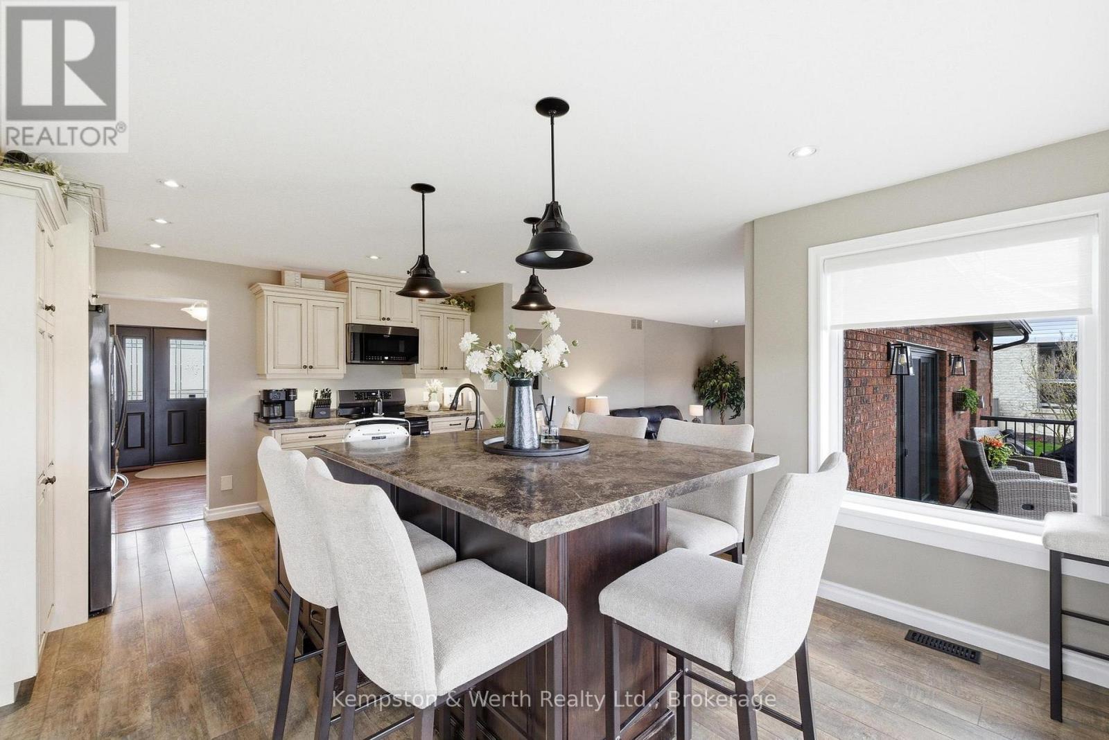 890 PERKIN CRESCENT - 12