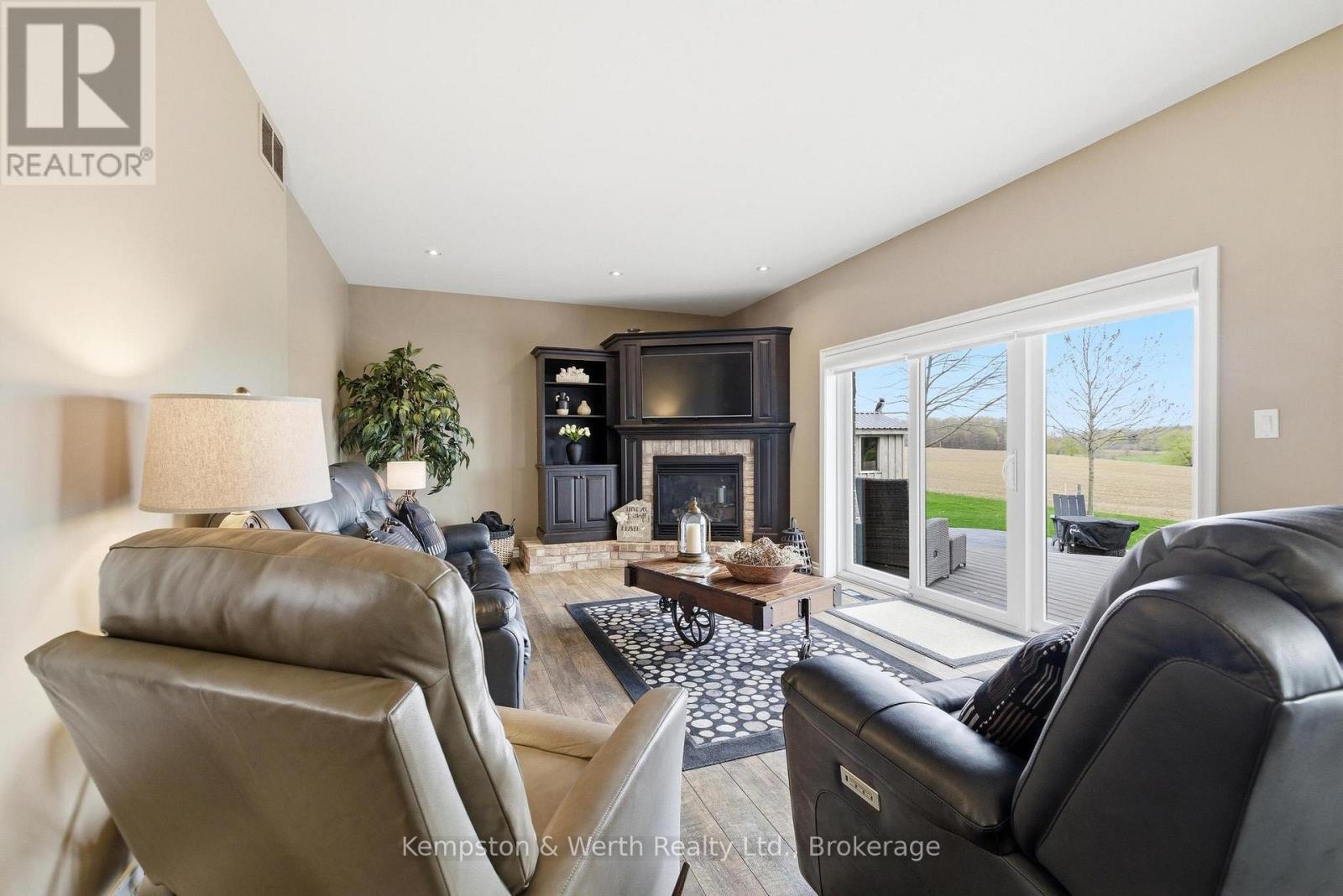 890 PERKIN CRESCENT - 14