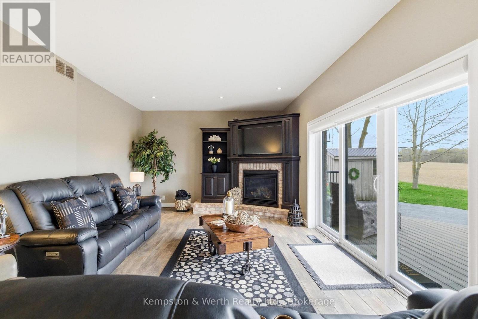 890 PERKIN CRESCENT - 16