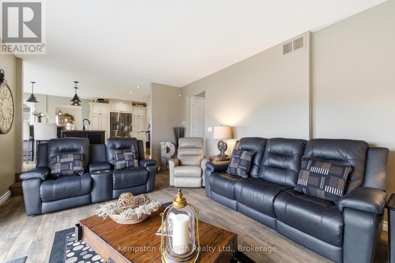 890 PERKIN CRESCENT - 18