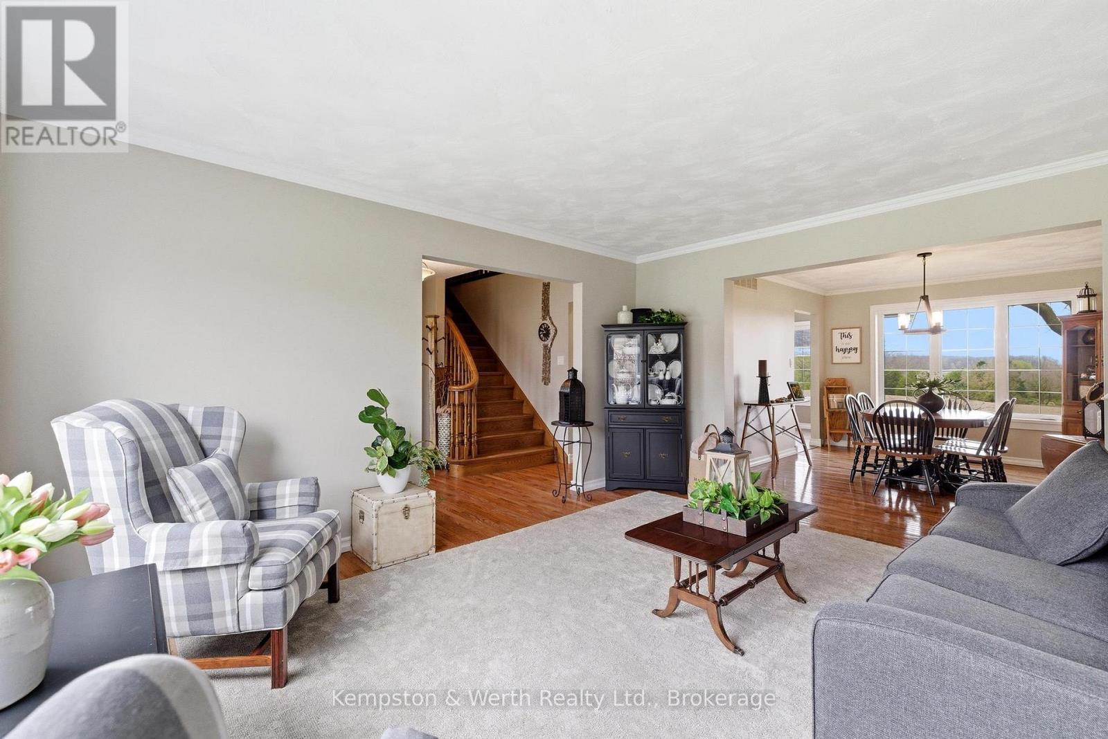 890 PERKIN CRESCENT - 23