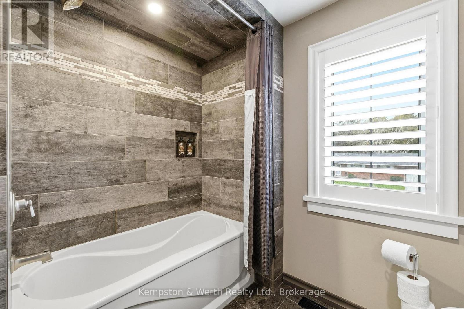 890 PERKIN CRESCENT - 29