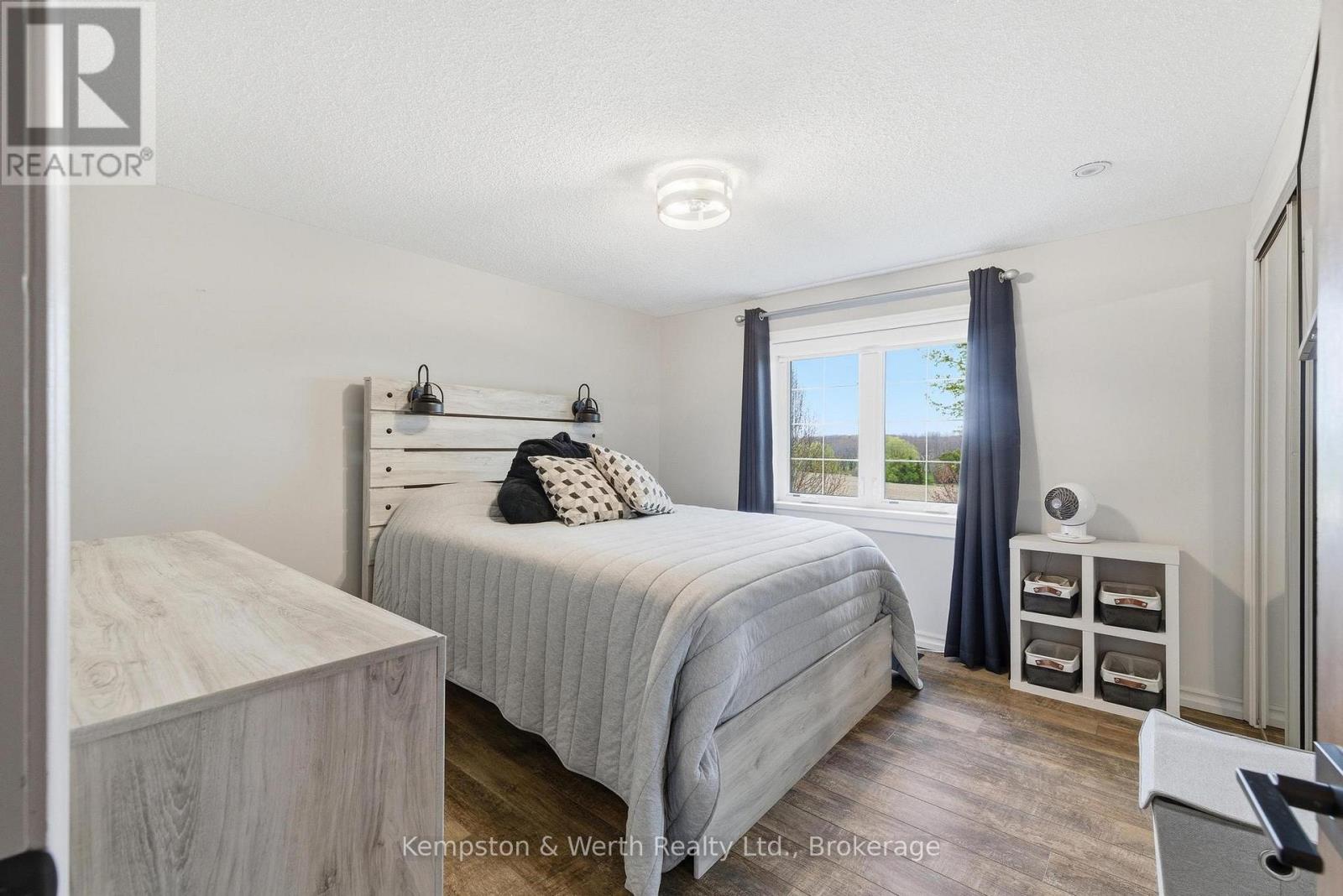 890 PERKIN CRESCENT - 32