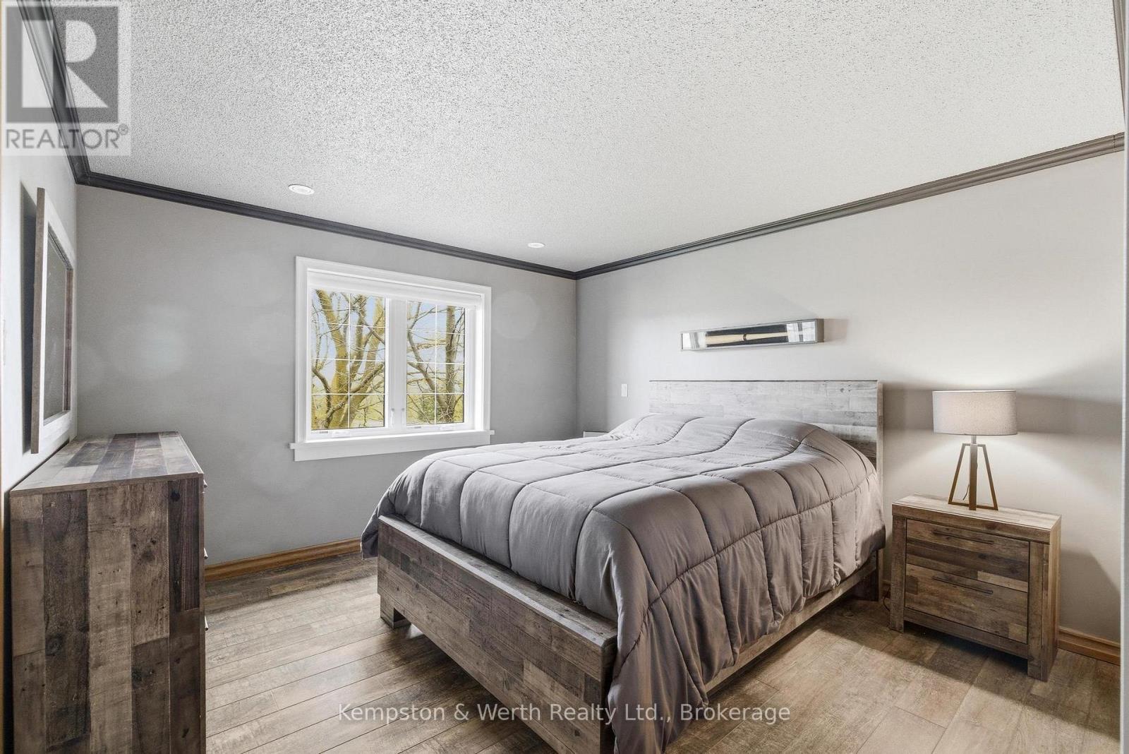 890 PERKIN CRESCENT - 33