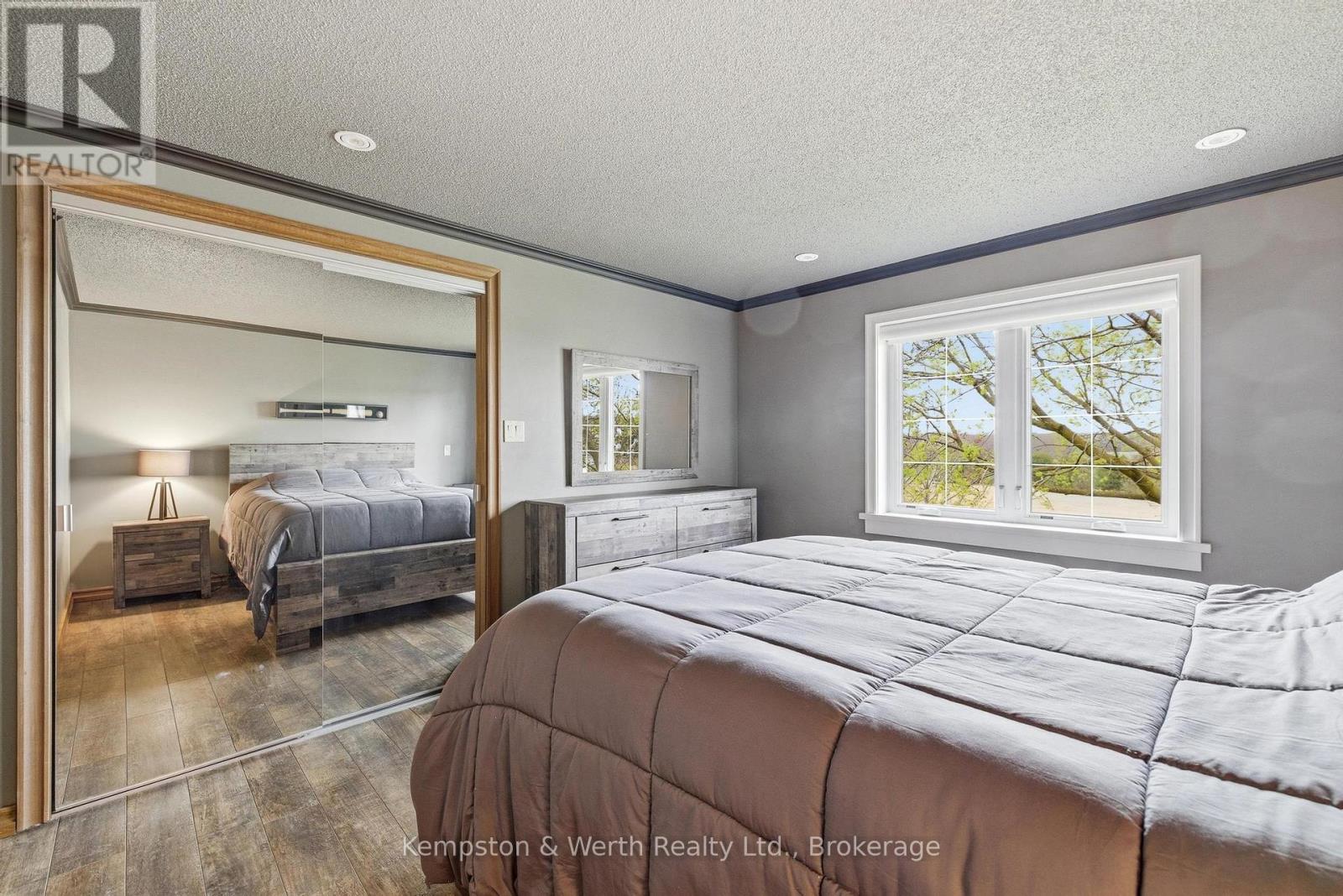 890 PERKIN CRESCENT - 34