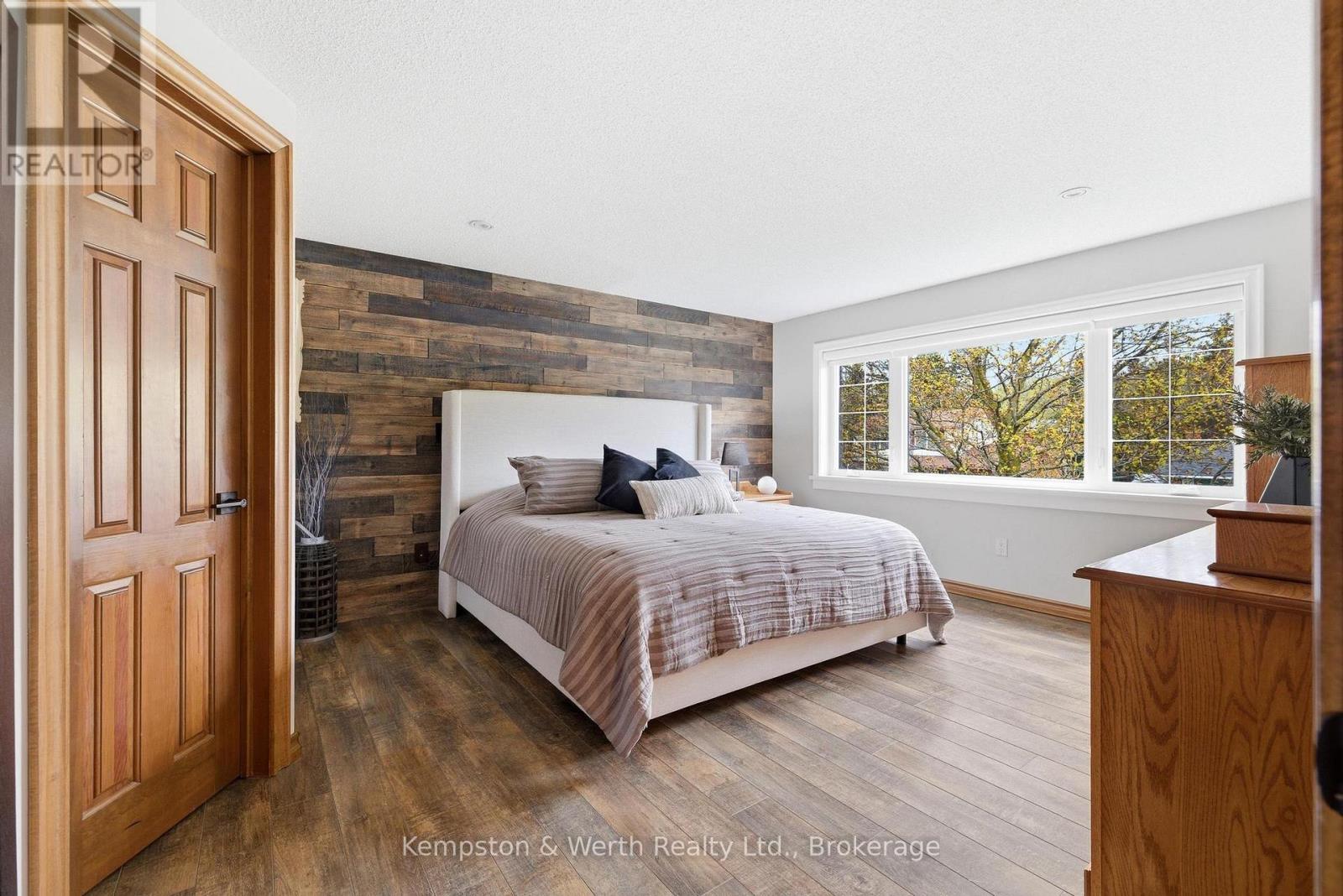 890 PERKIN CRESCENT - 35