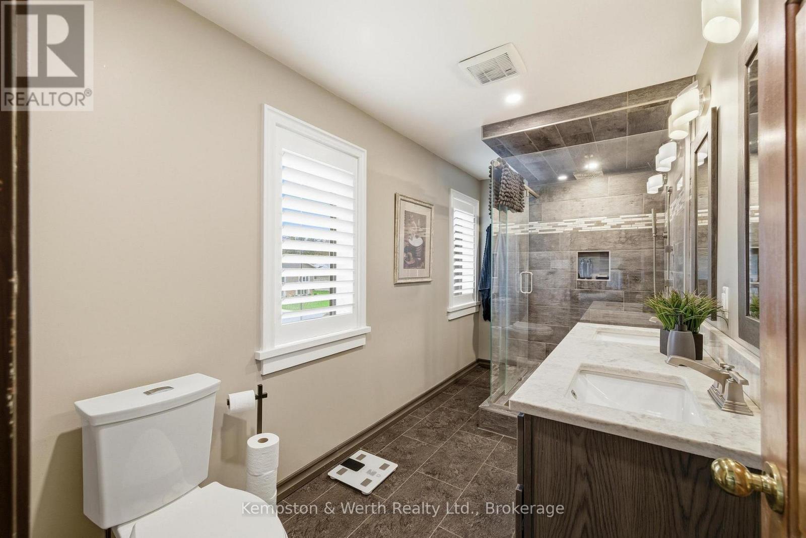 890 PERKIN CRESCENT - 37