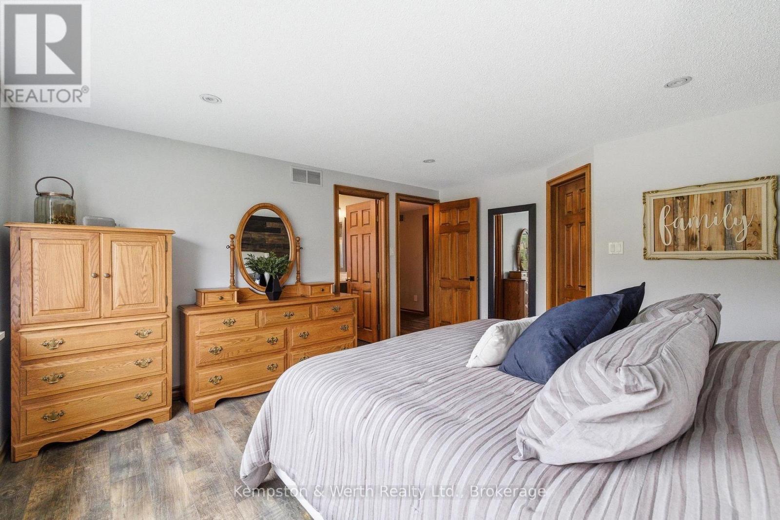 890 PERKIN CRESCENT - 38