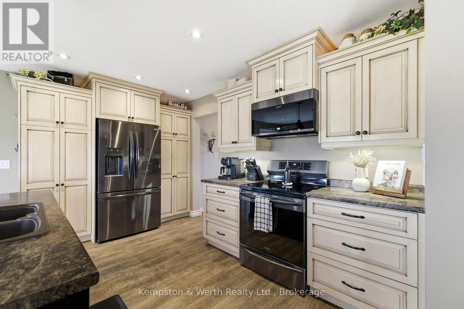 890 PERKIN CRESCENT - 8