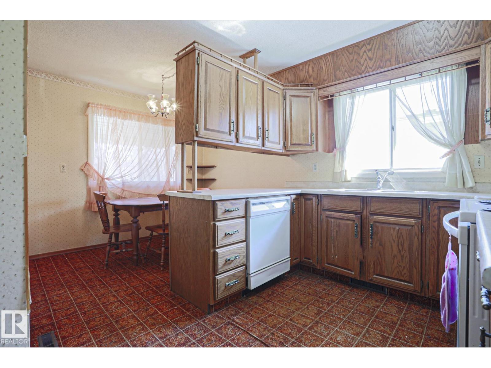 12106 43 ST NW, Edmonton