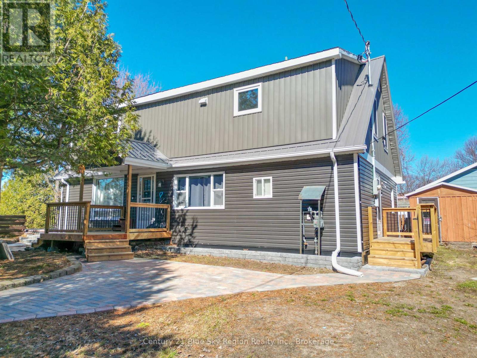 12 MOWAT CRESCENT - 11