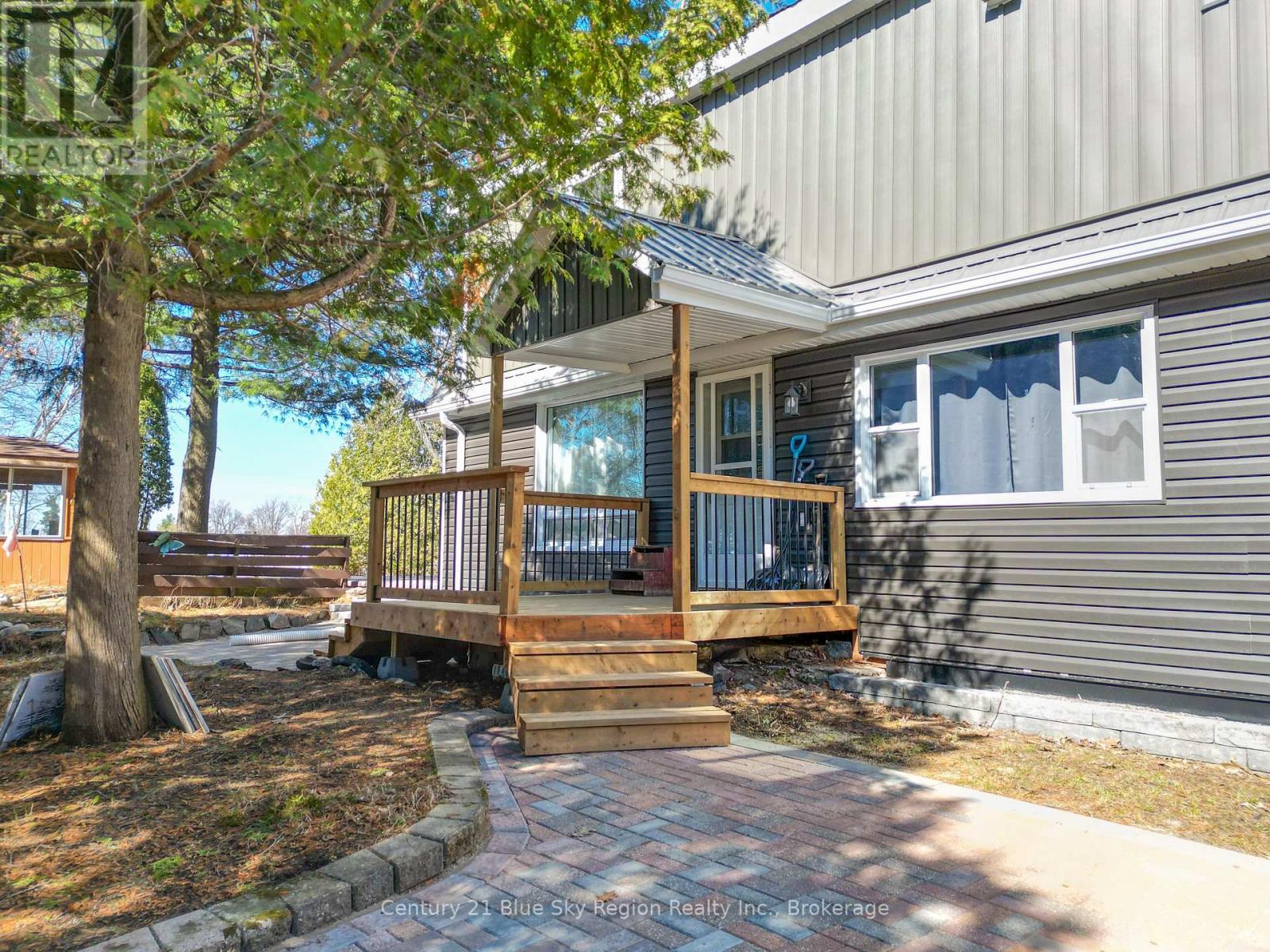 12 MOWAT CRESCENT - 12