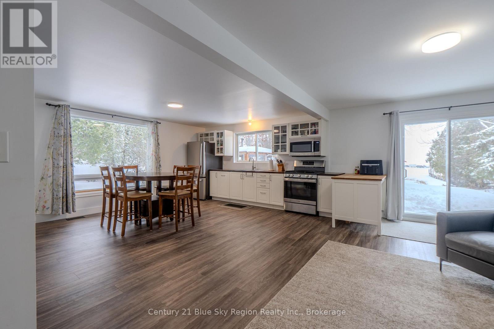 12 MOWAT CRESCENT - 13