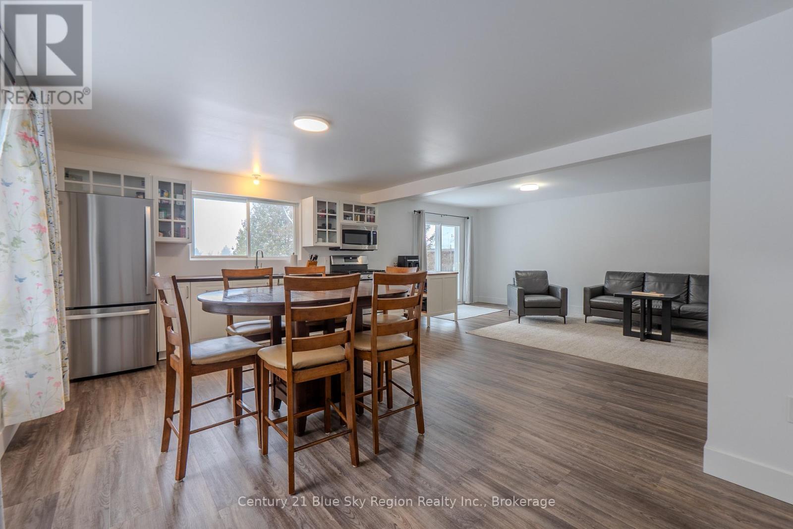 12 MOWAT CRESCENT - 14