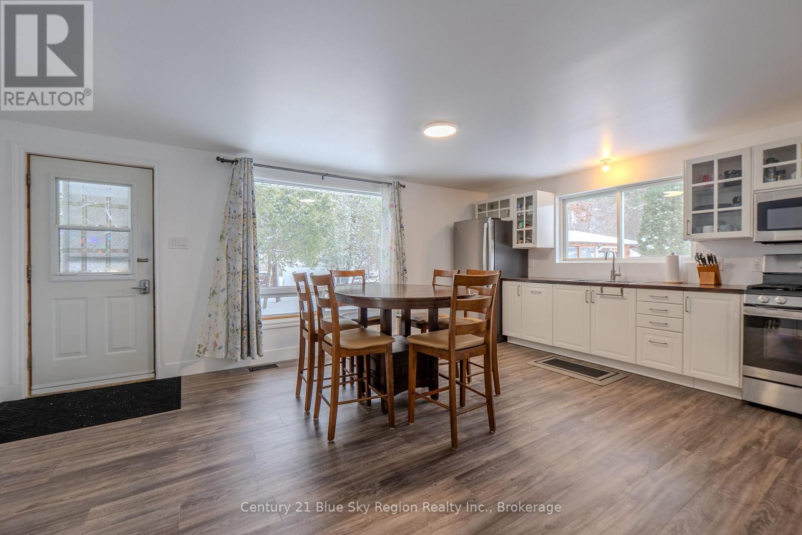 12 MOWAT CRESCENT - 16