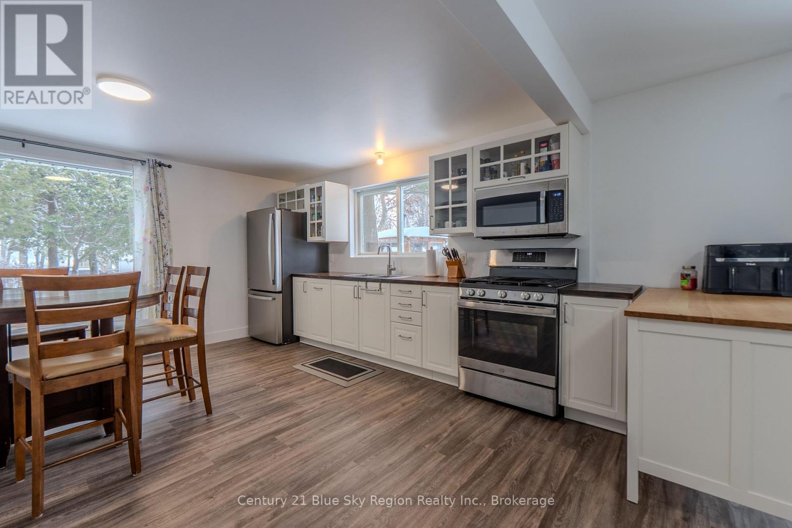 12 MOWAT CRESCENT - 17
