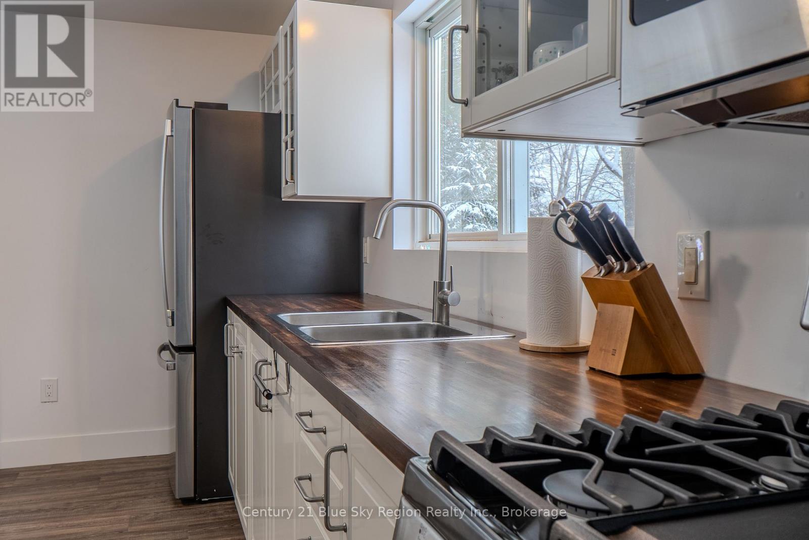 12 MOWAT CRESCENT - 18