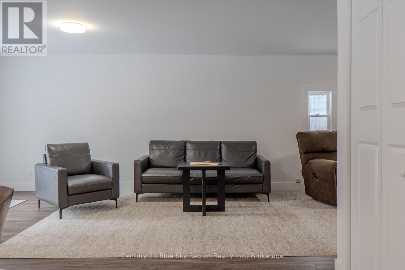 12 MOWAT CRESCENT - 21