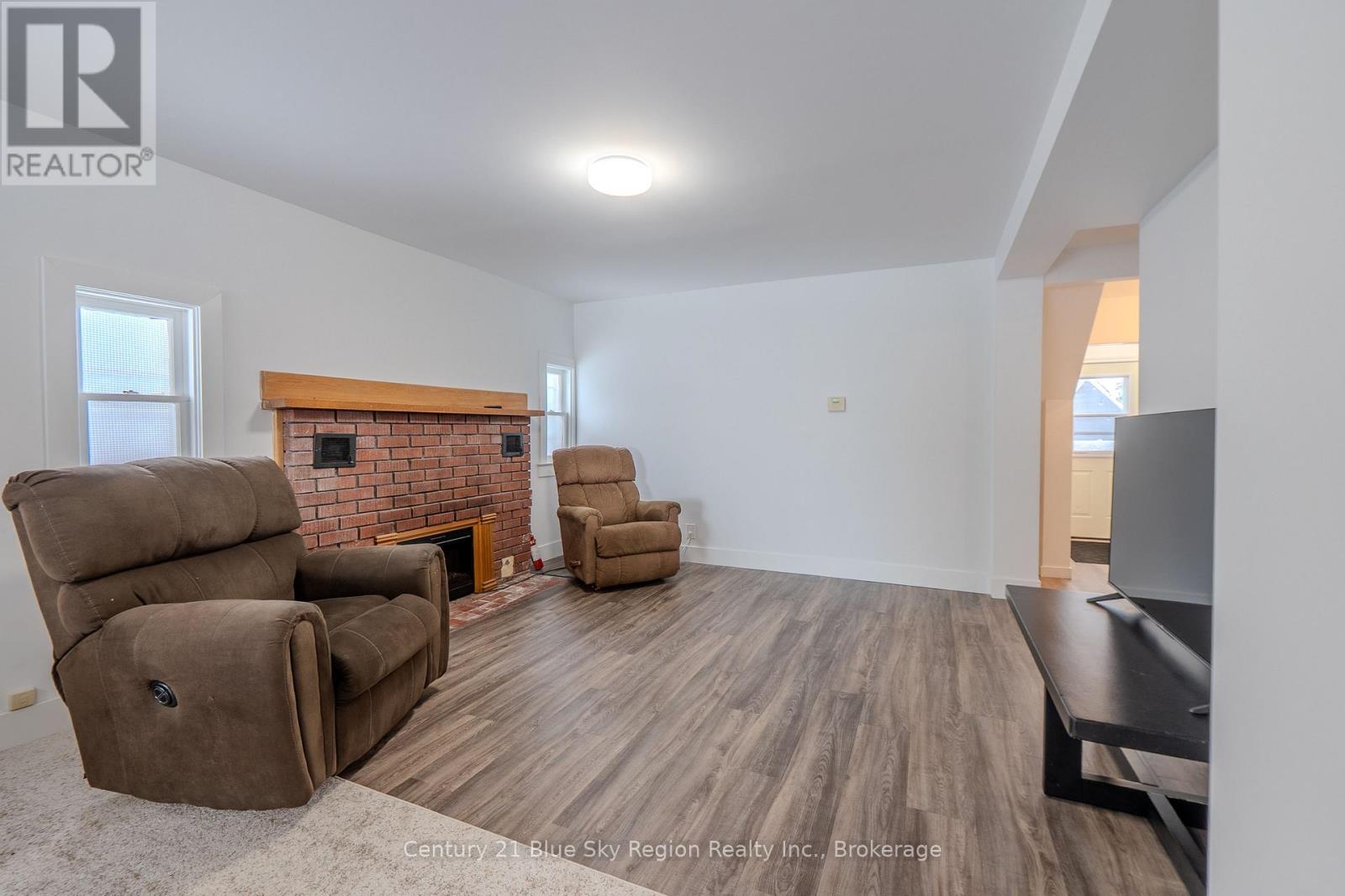 12 MOWAT CRESCENT - 22