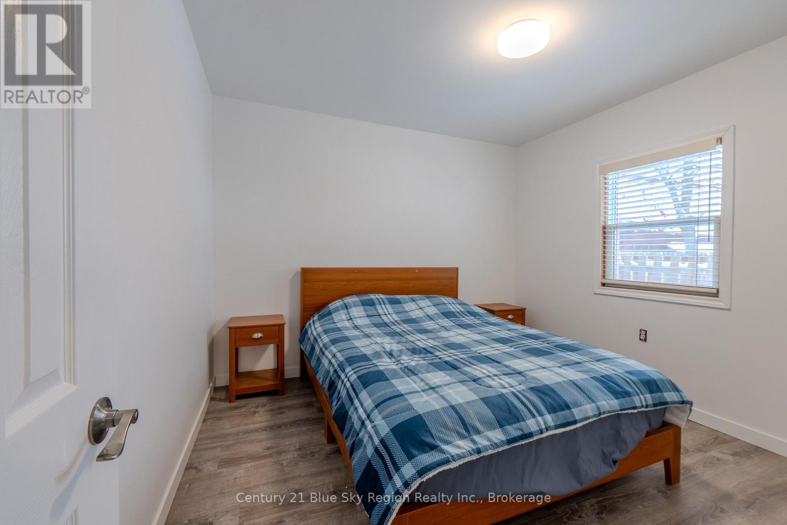 12 MOWAT CRESCENT - 25