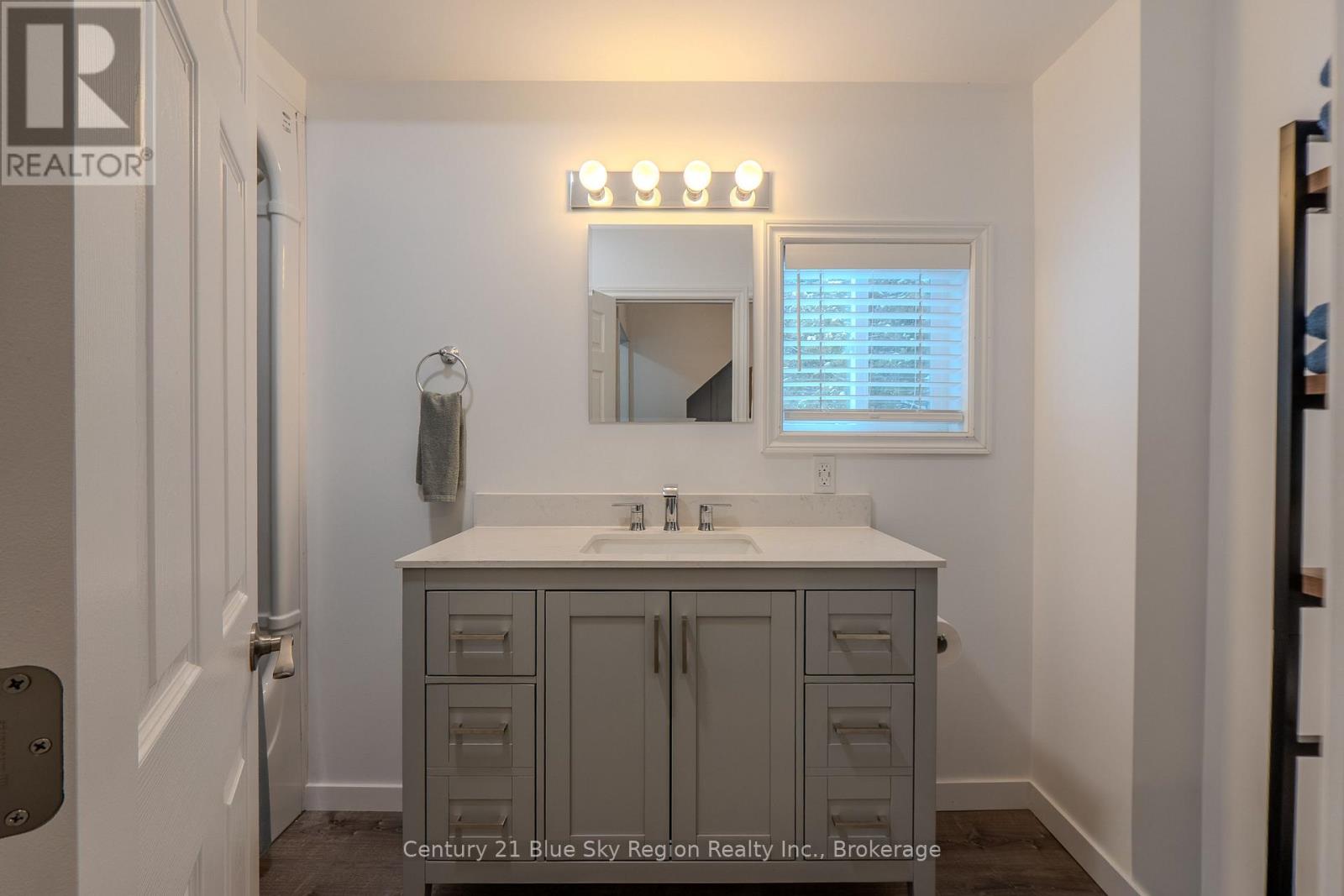 12 MOWAT CRESCENT - 27