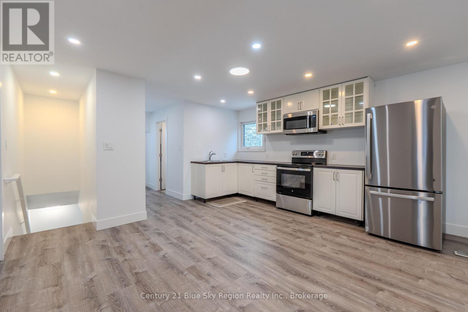 12 MOWAT CRESCENT - 30