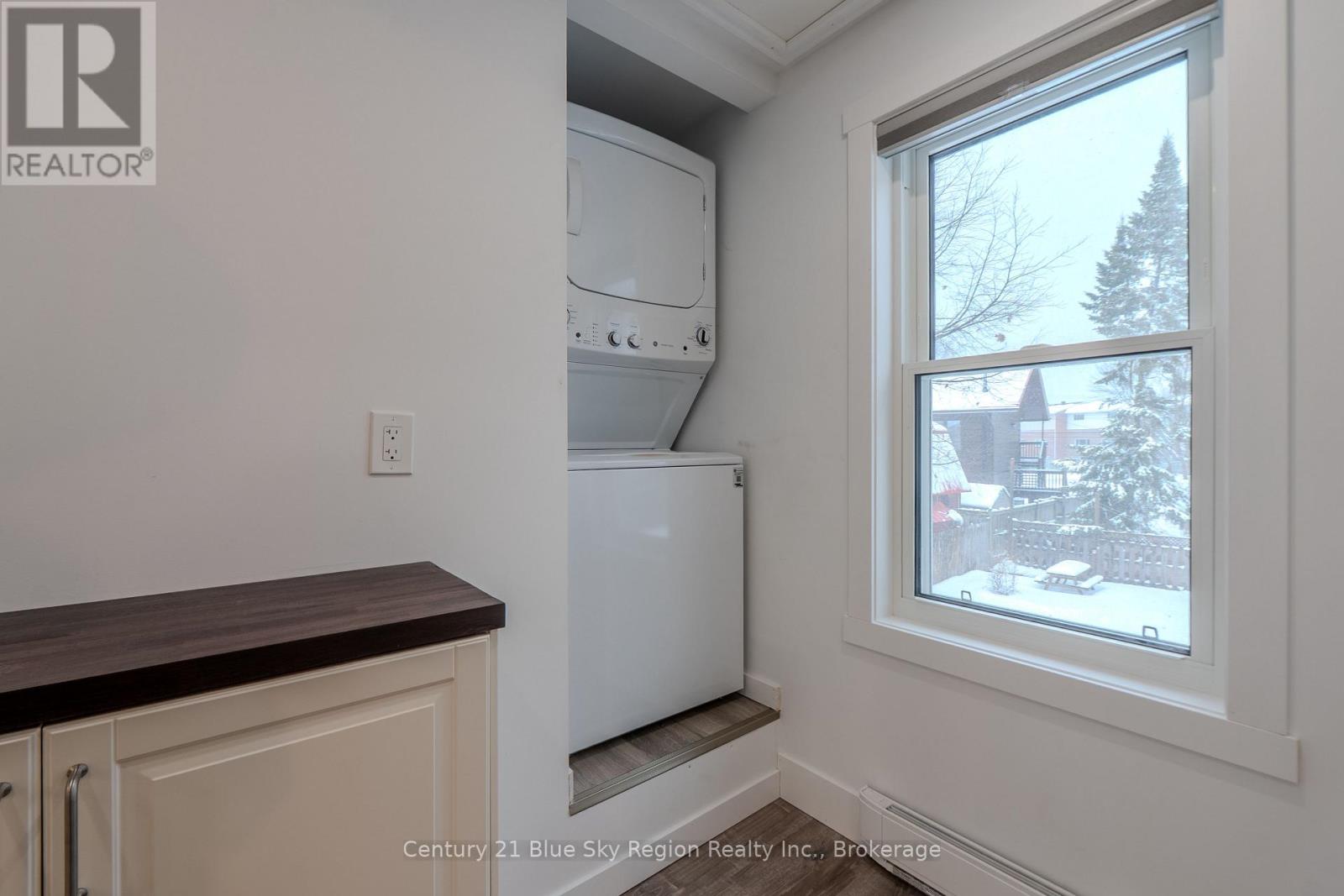 12 MOWAT CRESCENT - 34