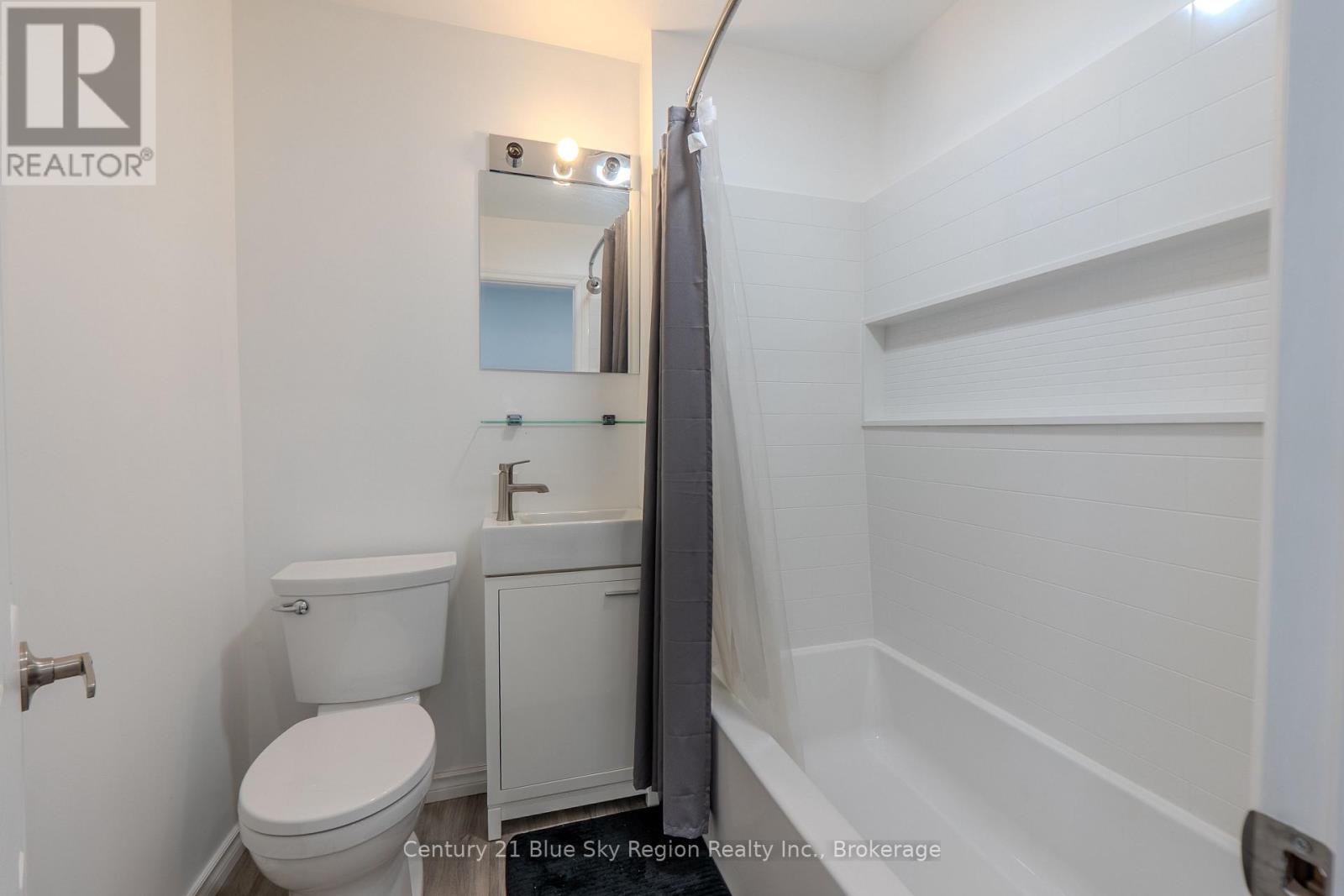 12 MOWAT CRESCENT - 35