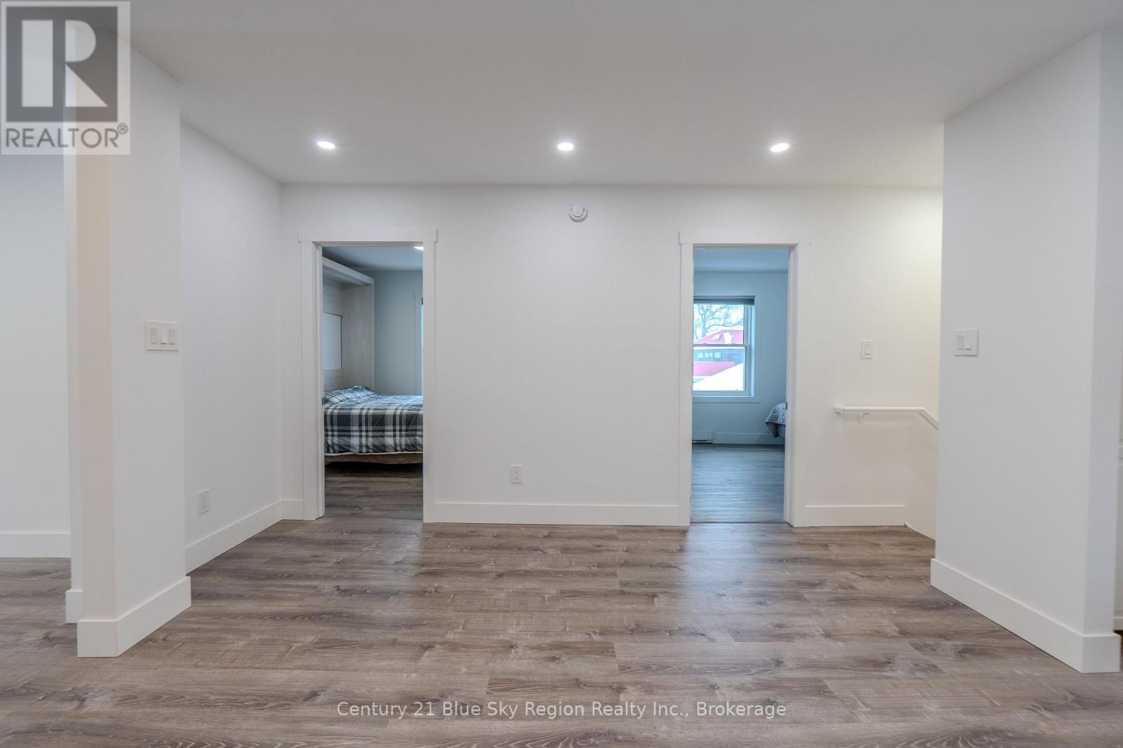 12 MOWAT CRESCENT - 36