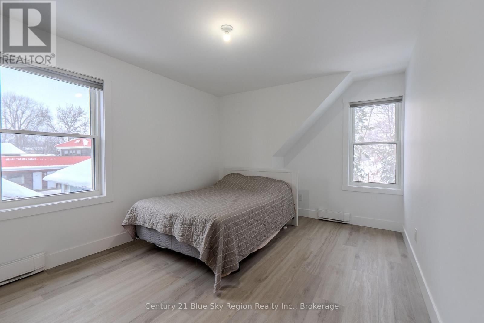 12 MOWAT CRESCENT - 37
