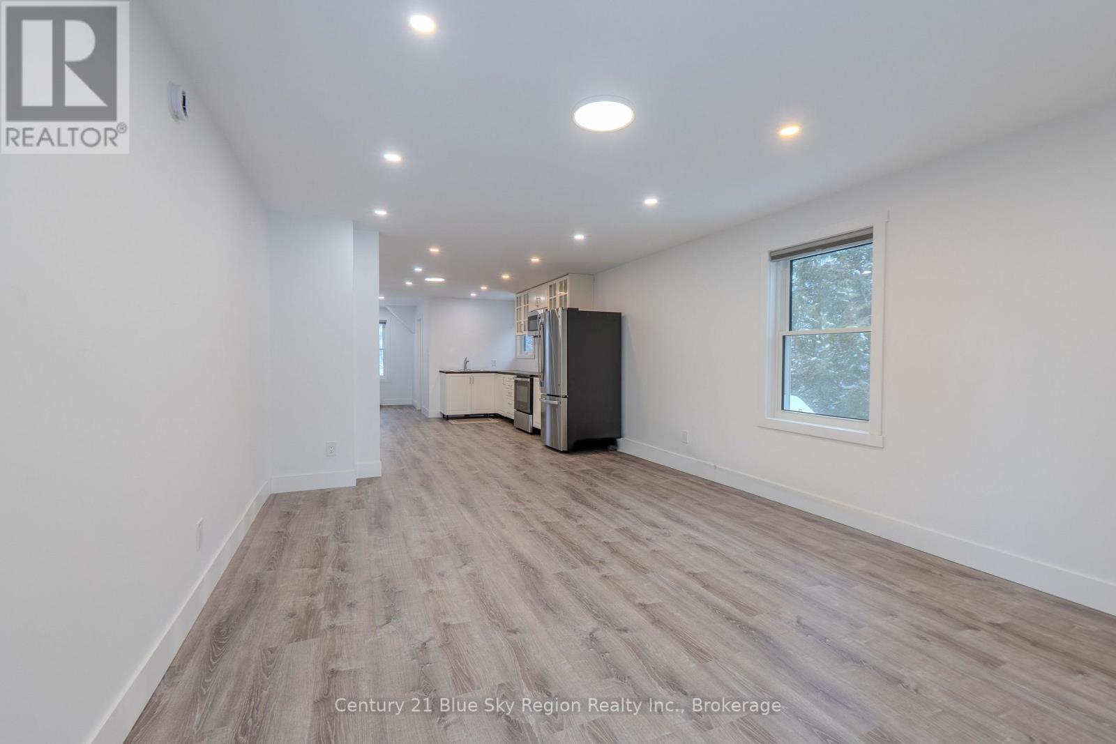 12 MOWAT CRESCENT - 39