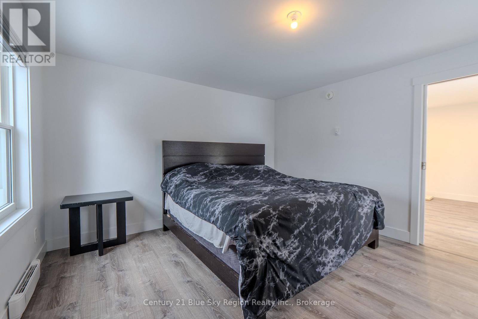 12 MOWAT CRESCENT - 40