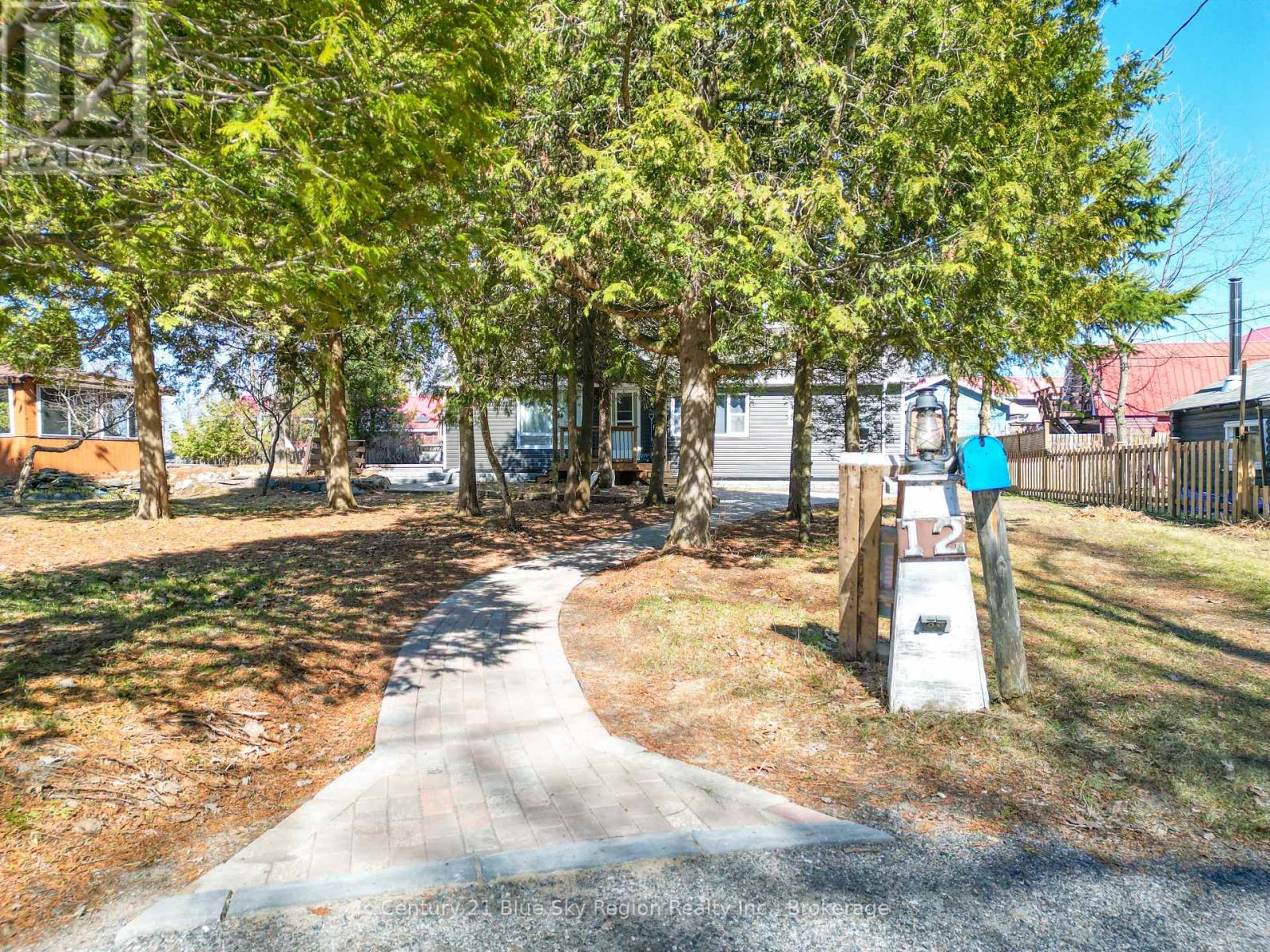 12 MOWAT CRESCENT - 43