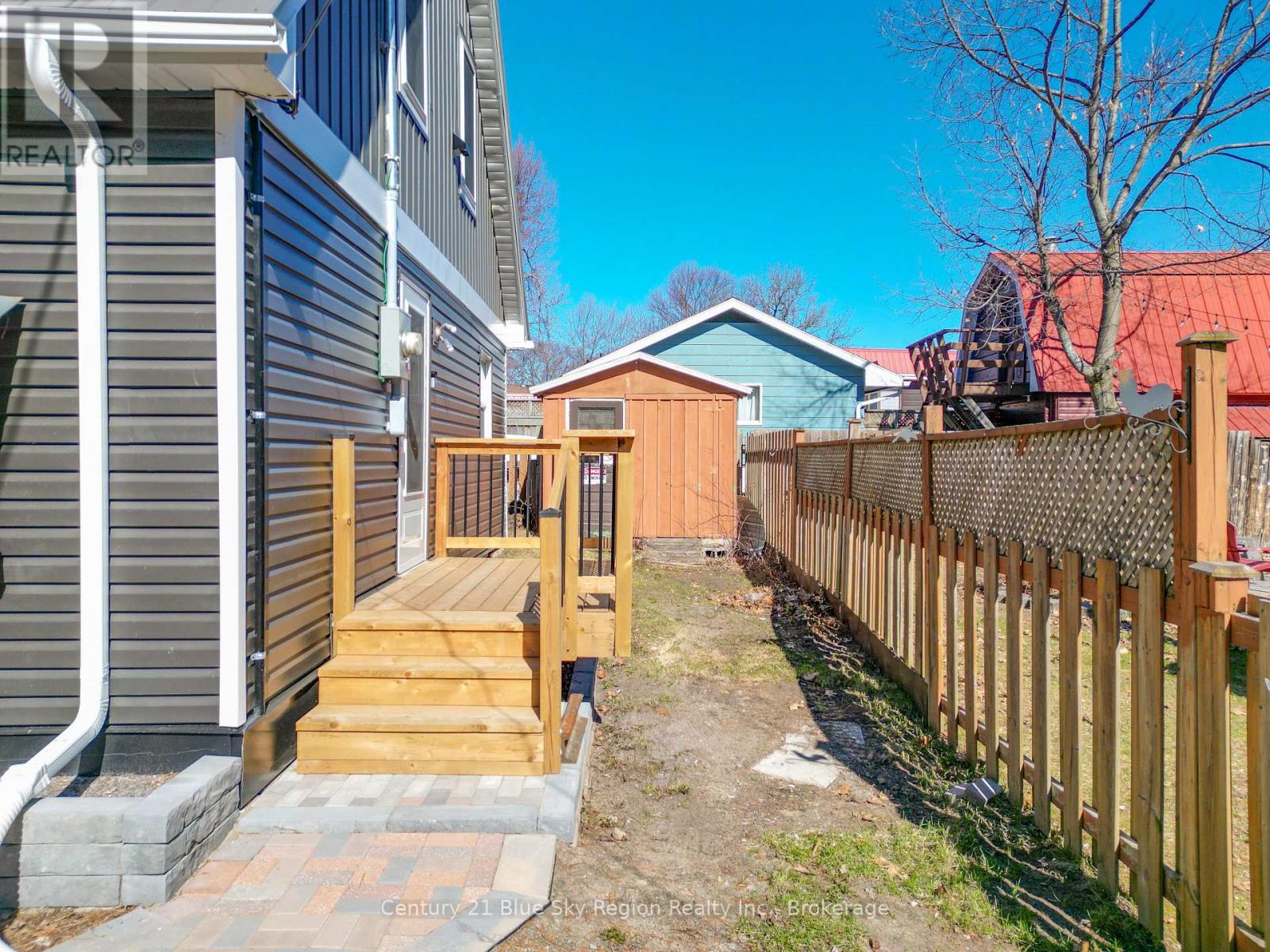12 MOWAT CRESCENT - 44