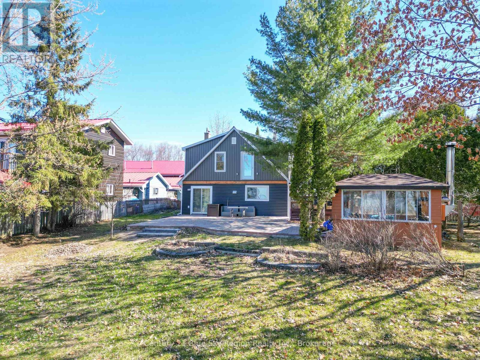 12 MOWAT CRESCENT - 6