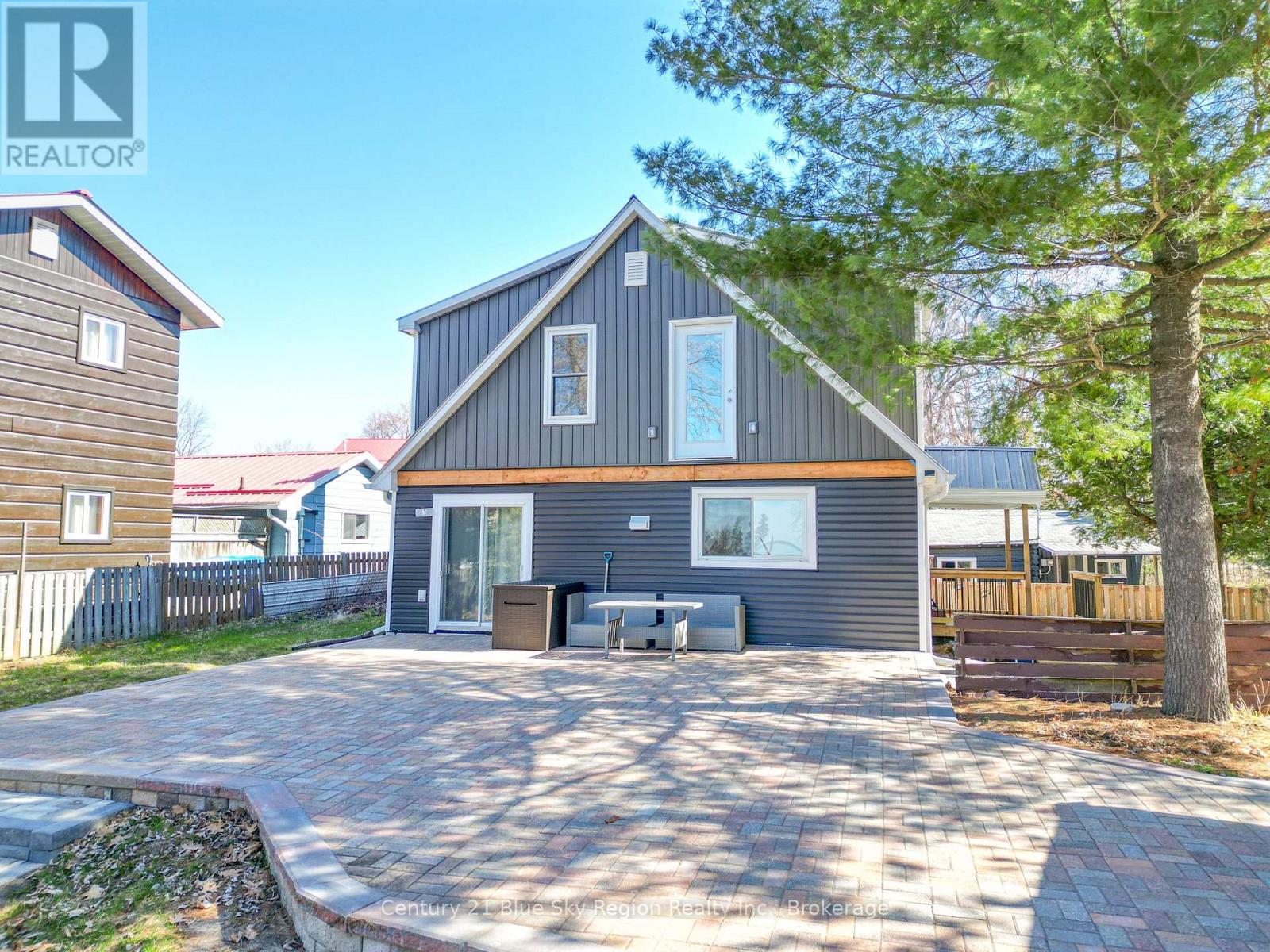 12 MOWAT CRESCENT - 7