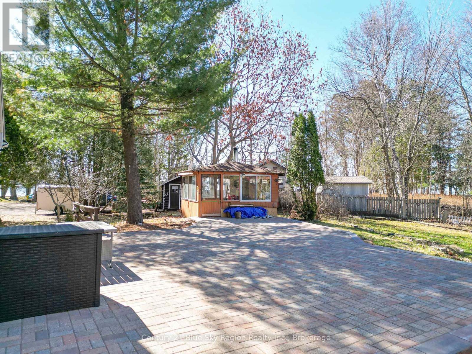 12 MOWAT CRESCENT - 8