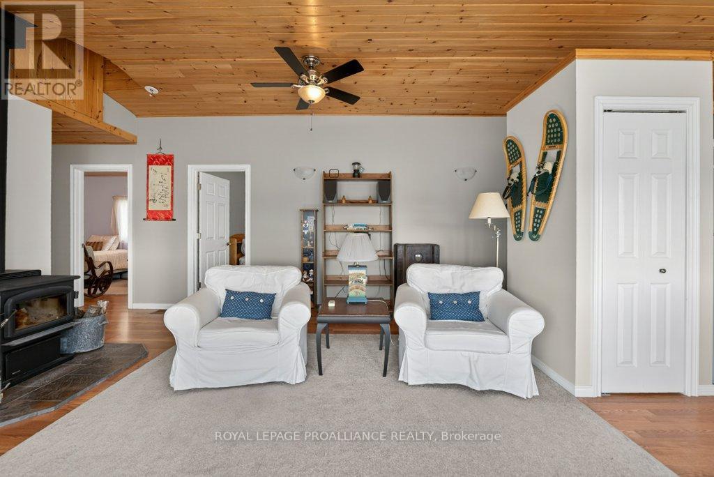 1076 VALLEY LANE - 16