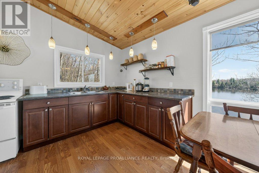 1076 VALLEY LANE - 11