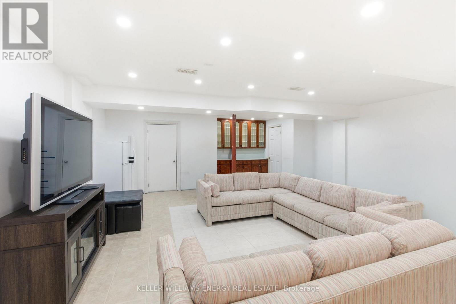 119 STEWART CRESCENT - 33