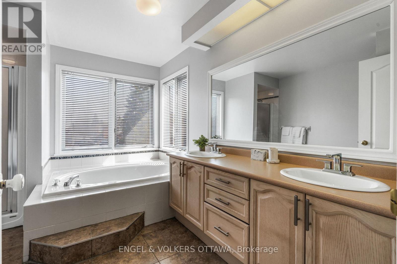 17 HUNTERSWOOD CRESCENT — photo 26
