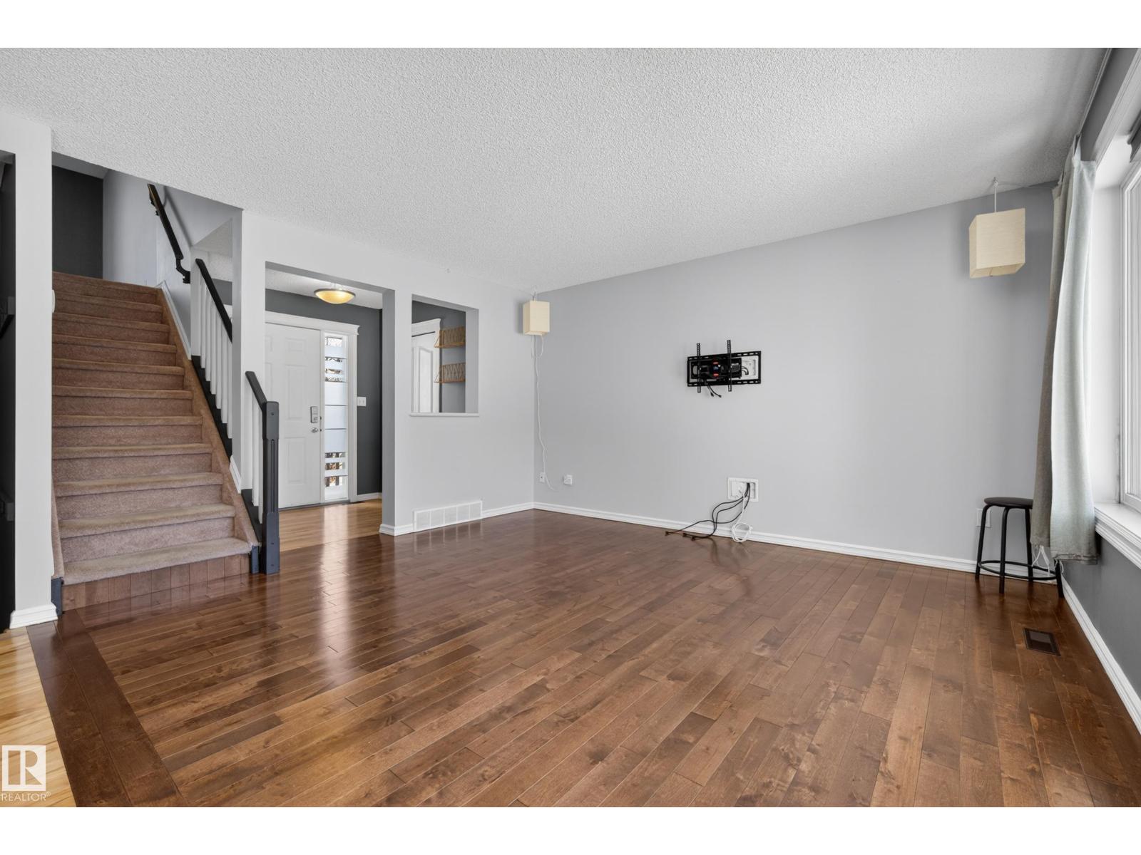 8915 7 AV SW, Edmonton