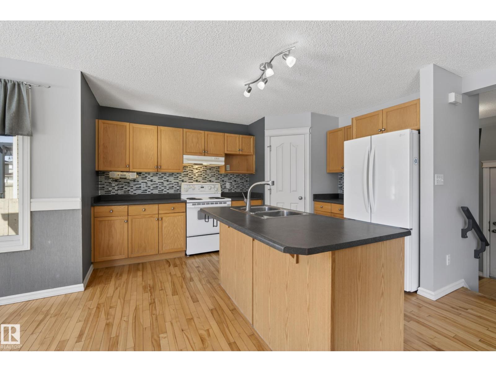 8915 7 AV SW, Edmonton